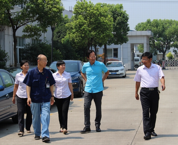 大众经济城领导深入靖和实业开展防暑降温慰问活动(图1)