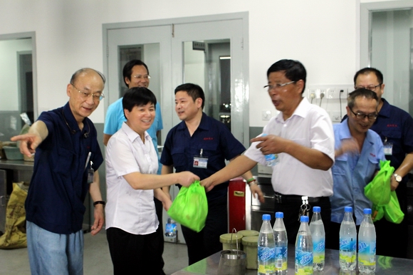 大众经济城领导深入靖和实业开展防暑降温慰问活动(图2)