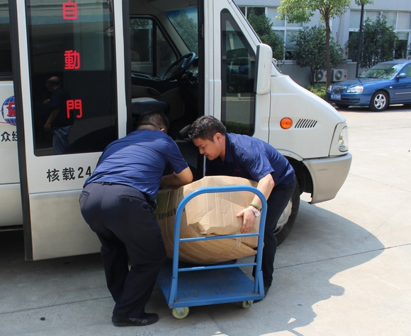大众经济城领导深入靖和实业开展防暑降温慰问活动(图3)