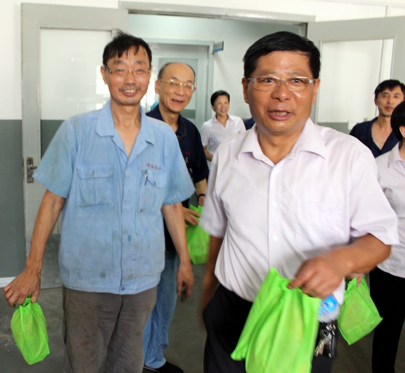 大众经济城领导深入靖和实业开展防暑降温慰问活动(图4)
